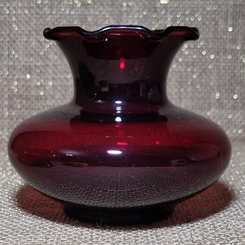 2 Vintage Anchor Hocking Small Ruffled Edge Vase Ruby Red & Emerald Forest Green